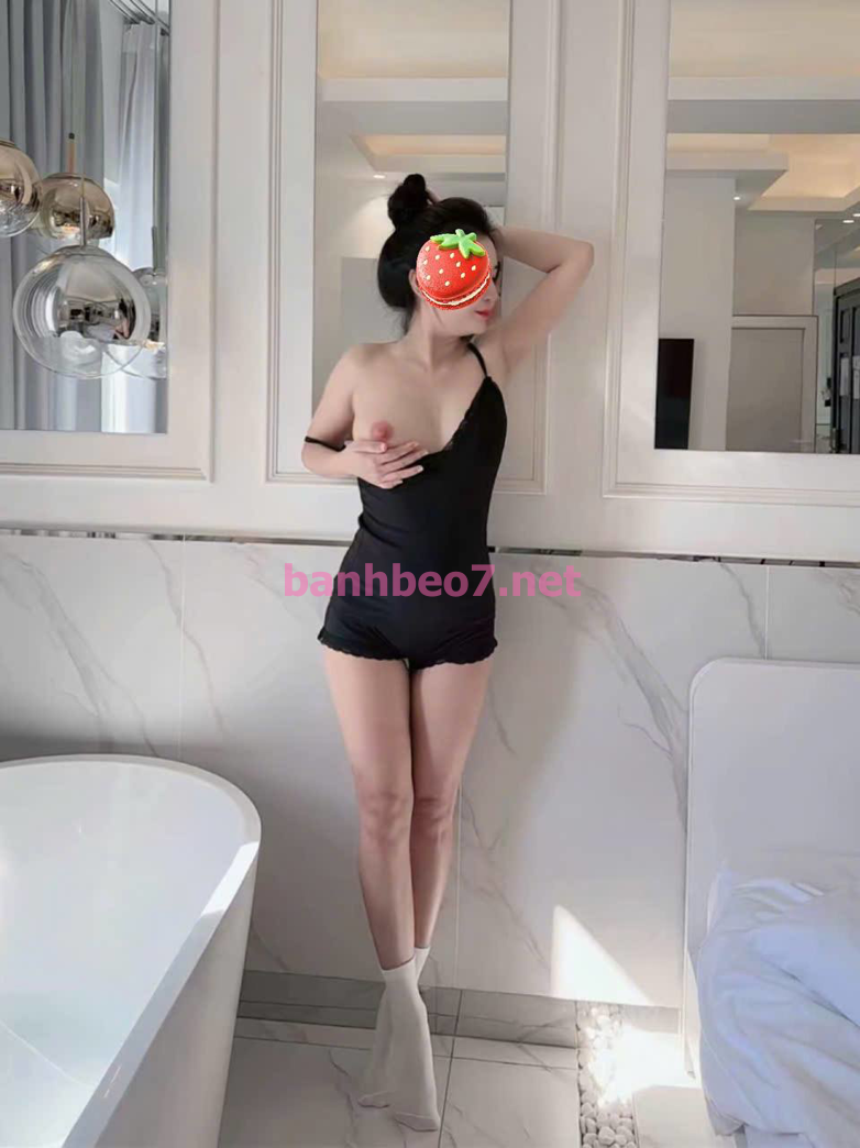 Thiên Vy 1999 hot girl 1m68 vào đời.