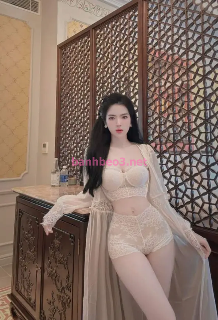Pe THUÝ HẰNG  siêu vòng 1 da trắng nhẹ nhành