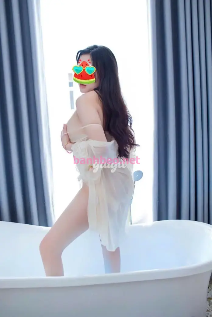 THẢO NHI - TUYỆT PHẨM, XINH VÀ CHIỀU KHÁCH TỚI BẾN