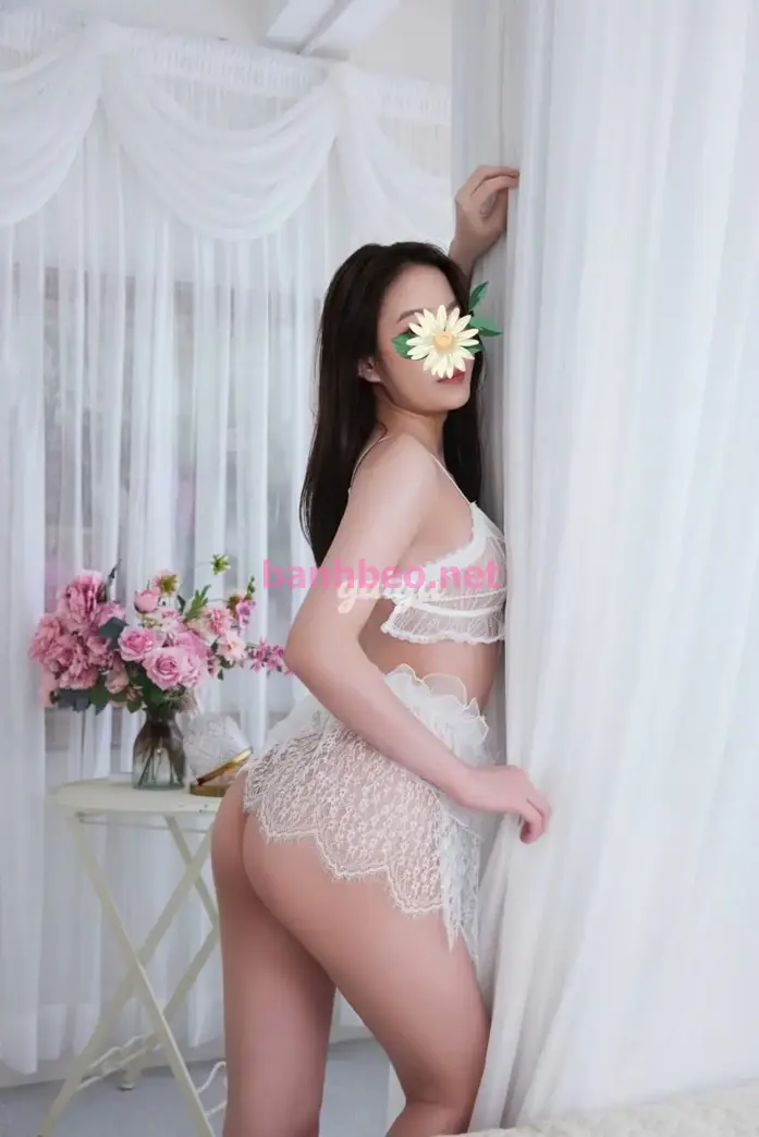 LINH ANH CÔ BÉ XINH XẮN MÌNH DÂY CÂY CẢNH MỚI ĐI LÀM LẦN ĐẦU
